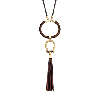 Collar de 59cm para mujer con piel de borrego trenzada redonda en 4 hilos, aro con piel tejida y dije de herradura en baño de oro de 22K con borla de piel natural de borrego - Joyería y bisutería fina