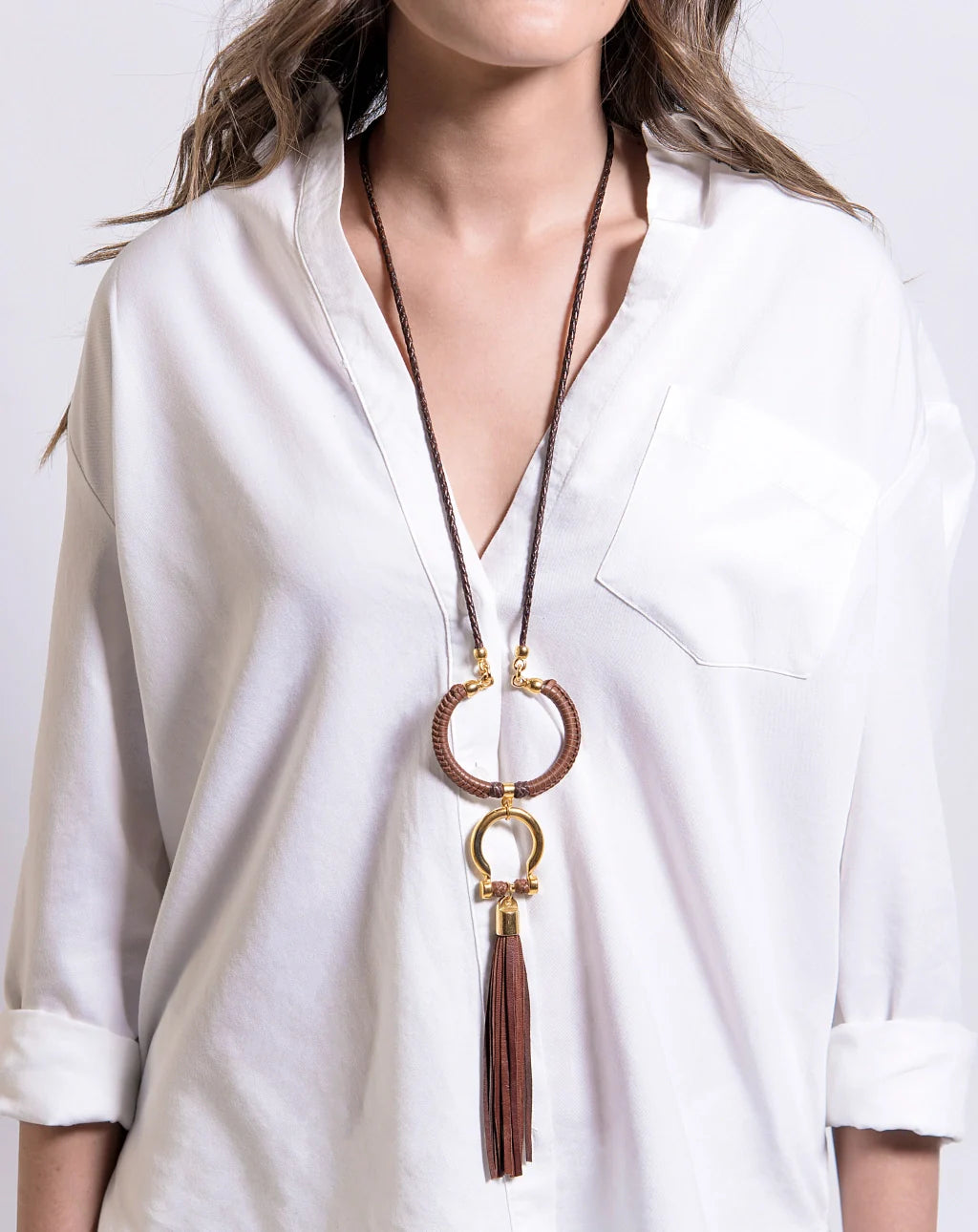 Collar de 59cm para mujer con piel de borrego trenzada redonda en 4 hilos, aro con piel tejida y dije de herradura en baño de oro de 22K con borla de piel natural de borrego - Joyería y bisutería fina
