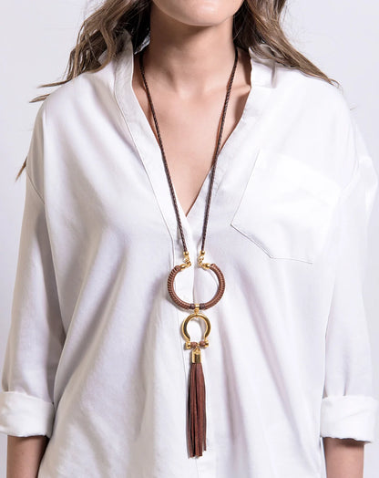 Collar de 59cm para mujer con piel de borrego trenzada redonda en 4 hilos, aro con piel tejida y dije de herradura en baño de oro de 22K con borla de piel natural de borrego - Joyería y bisutería fina