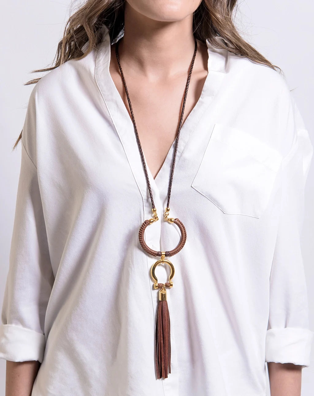 Collar de 59cm para mujer con piel de borrego trenzada redonda en 4 hilos, aro con piel tejida y dije de herradura en baño de oro de 22K con borla de piel natural de borrego - Joyería y bisutería fina