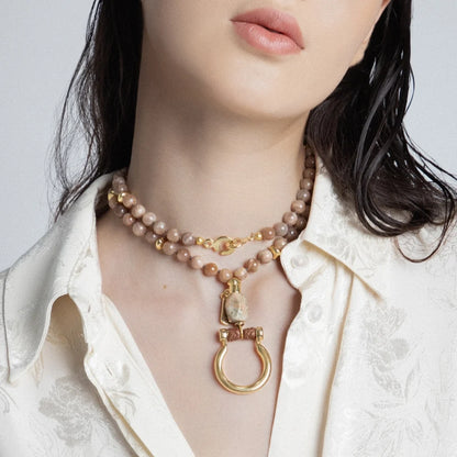 Collar de 44cm con piedras 8mm, dije e piedra, con herradura y semillas en baño de oro de 22K - Joyería y bisutería fina