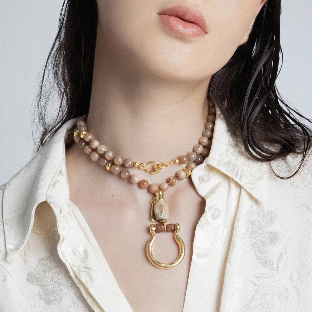 Collar de 44cm con piedras 8mm, dije e piedra, con herradura y semillas en baño de oro de 22K - Joyería y bisutería fina