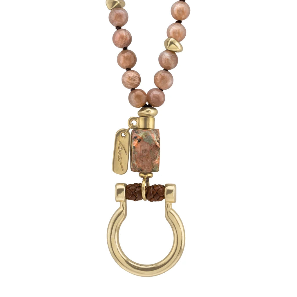 Collar de 44cm con piedras 8mm, dije e piedra, con herradura y semillas en baño de oro de 22K - Joyería y bisutería fina