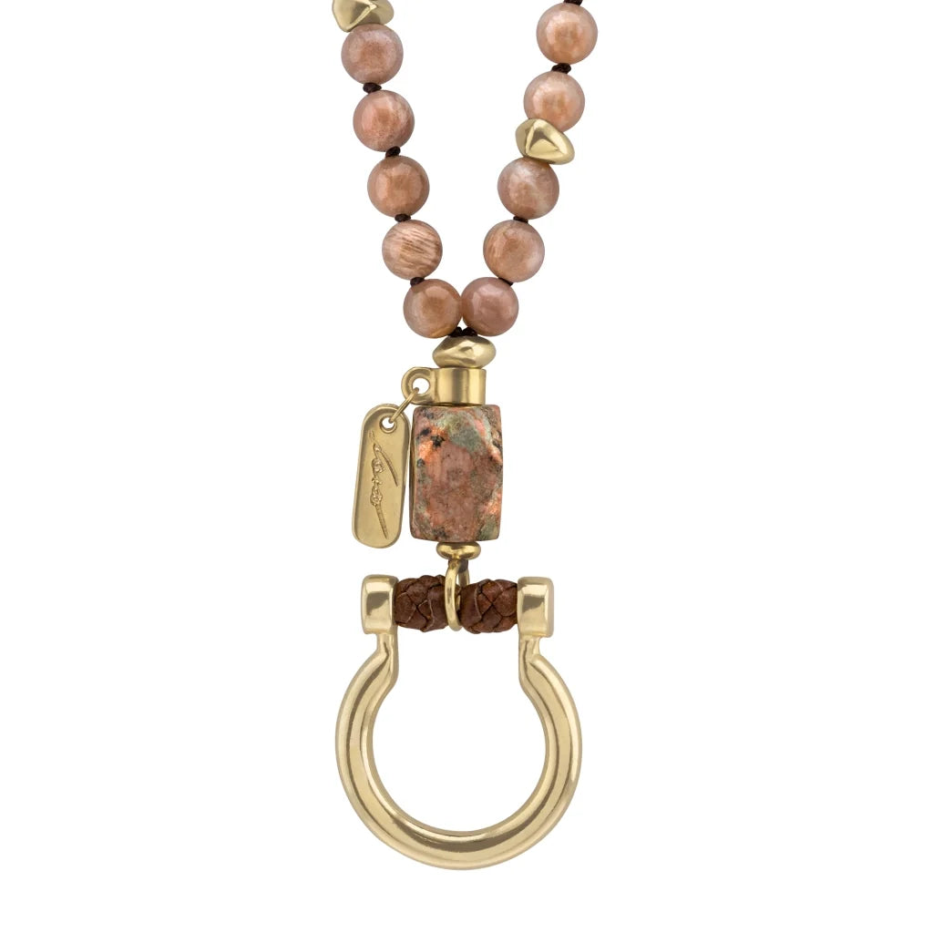 Collar de 44cm con piedras 8mm, dije e piedra, con herradura y semillas en baño de oro de 22K - Joyería y bisutería fina