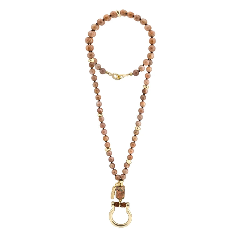 Collar de 44cm con piedras 8mm, dije e piedra, con herradura y semillas en baño de oro de 22K - Joyería y bisutería fina
