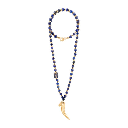 Collar de 53cm, con piedras de 8mm, con mini semillas y dije de colmillo dorados - Joyería y bisutería fina