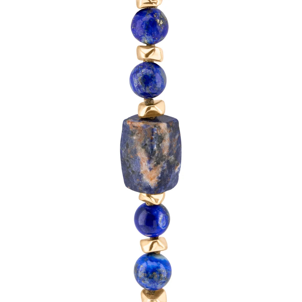 Collar de 53cm, con piedras de 8mm, con mini semillas y dije de colmillo dorados - Joyería y bisutería fina