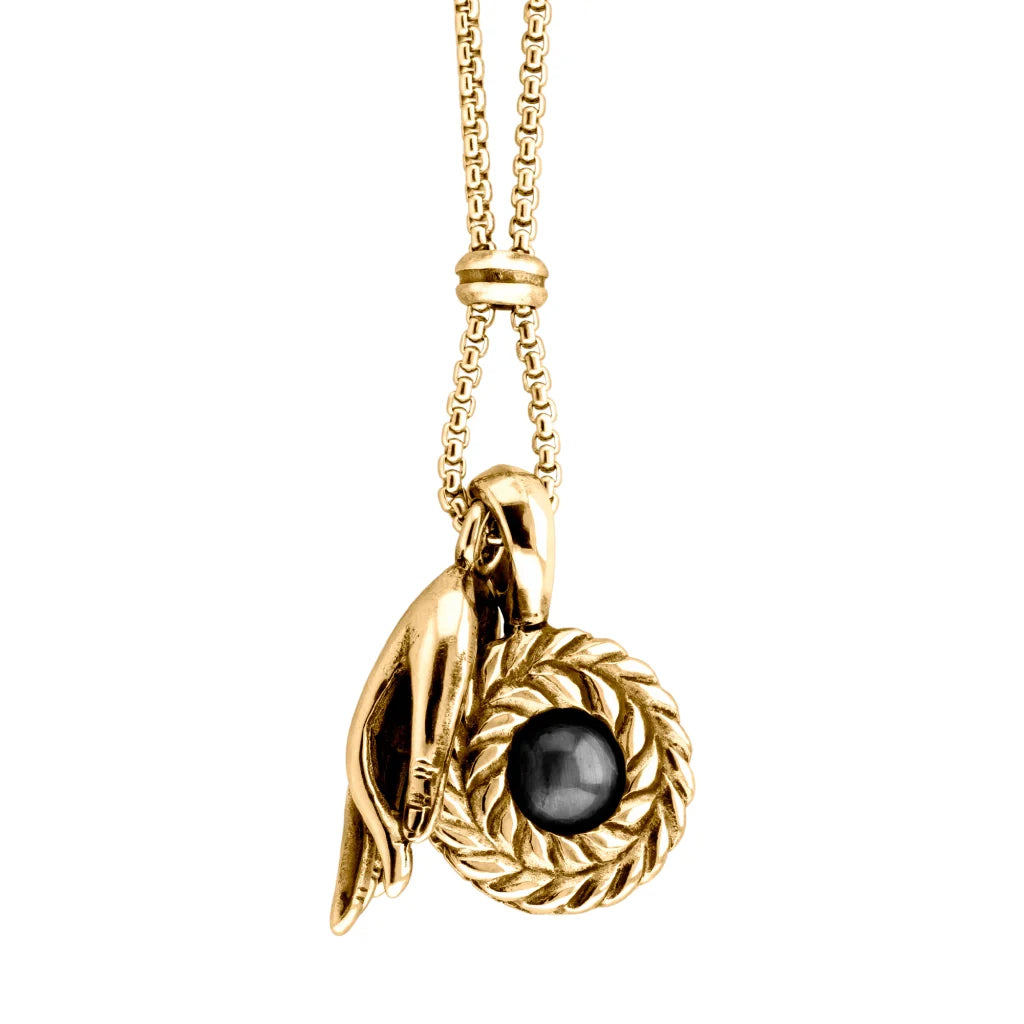Collar de 62cm con piedra de 8mm, con dije de mano mudra, laurel y cadena en baño de oro de 22K - Joyería y bisutería fina