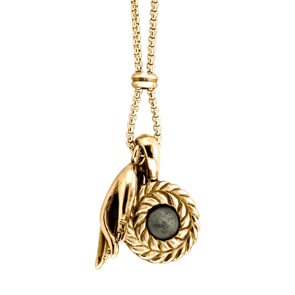 Collar de 62cm con piedra de 8mm, con dije de mano mudra, laurel y cadena en baño de oro de 22K - Joyería y bisutería fina