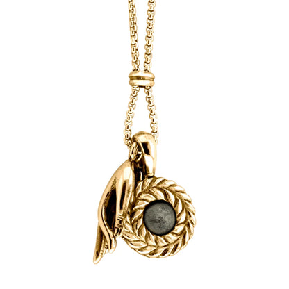 Collar de 62cm con piedra de 8mm, con dije de mano mudra, laurel y cadena en baño de oro de 22K - Joyería y bisutería fina