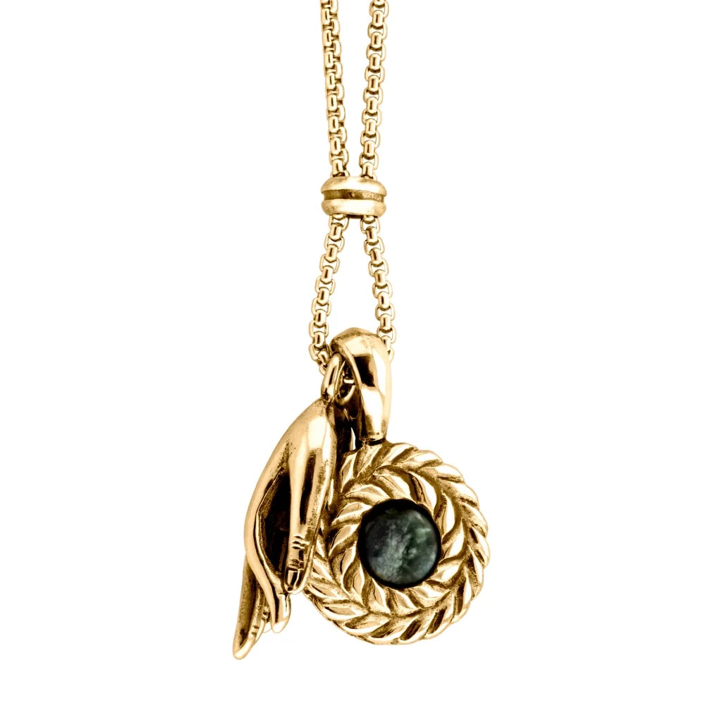 Collar de 62cm con piedra de 8mm, con dije de mano mudra, laurel y cadena en baño de oro de 22K - Joyería y bisutería fina