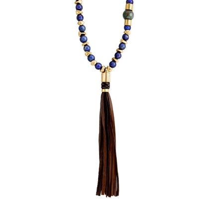 Collar elaborado con piedras de 8mm, intercaladas con semillas doradas, borla de piel de borrego de 15cm - Joyería y bisutería fina