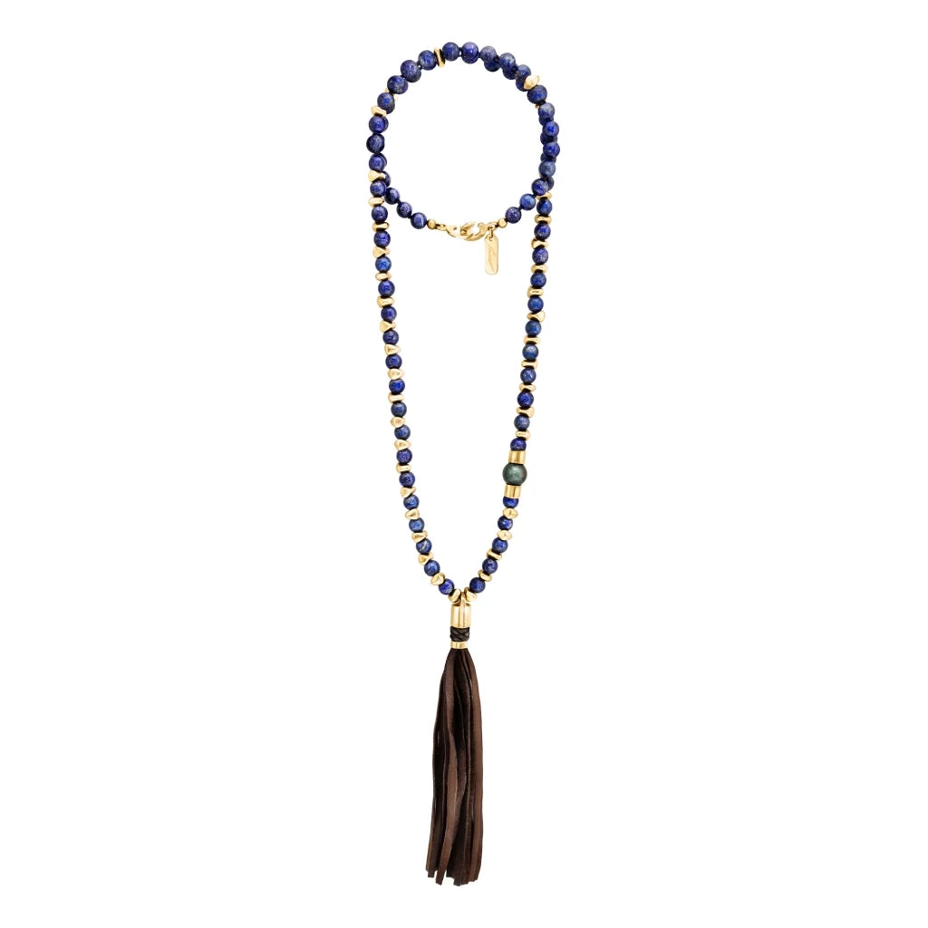 Collar elaborado con piedras de 8mm, intercaladas con semillas doradas, borla de piel de borrego de 15cm - Joyería y bisutería fina