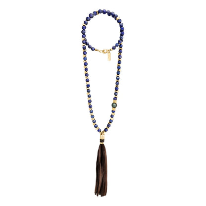 Collar elaborado con piedras de 8mm, intercaladas con semillas doradas, borla de piel de borrego de 15cm - Joyería y bisutería fina