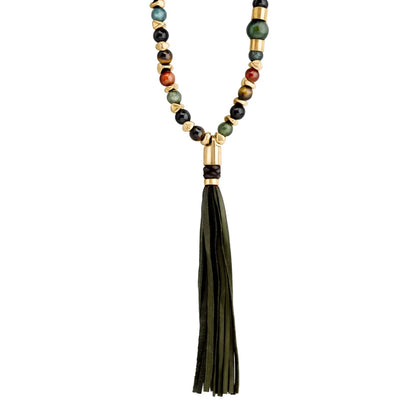 Collar elaborado con piedras de 8mm, intercaladas con semillas doradas, borla de piel de borrego de 15cm - Joyería y bisutería fina