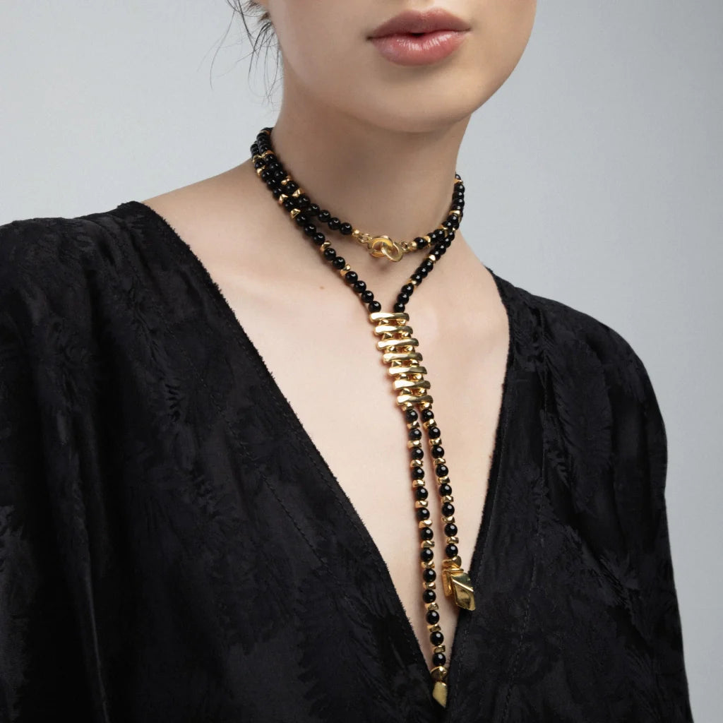 Collar de 54cm con piedras de 6mm, 2 rombos dorados, donas doradas - Joyería y bisutería fina