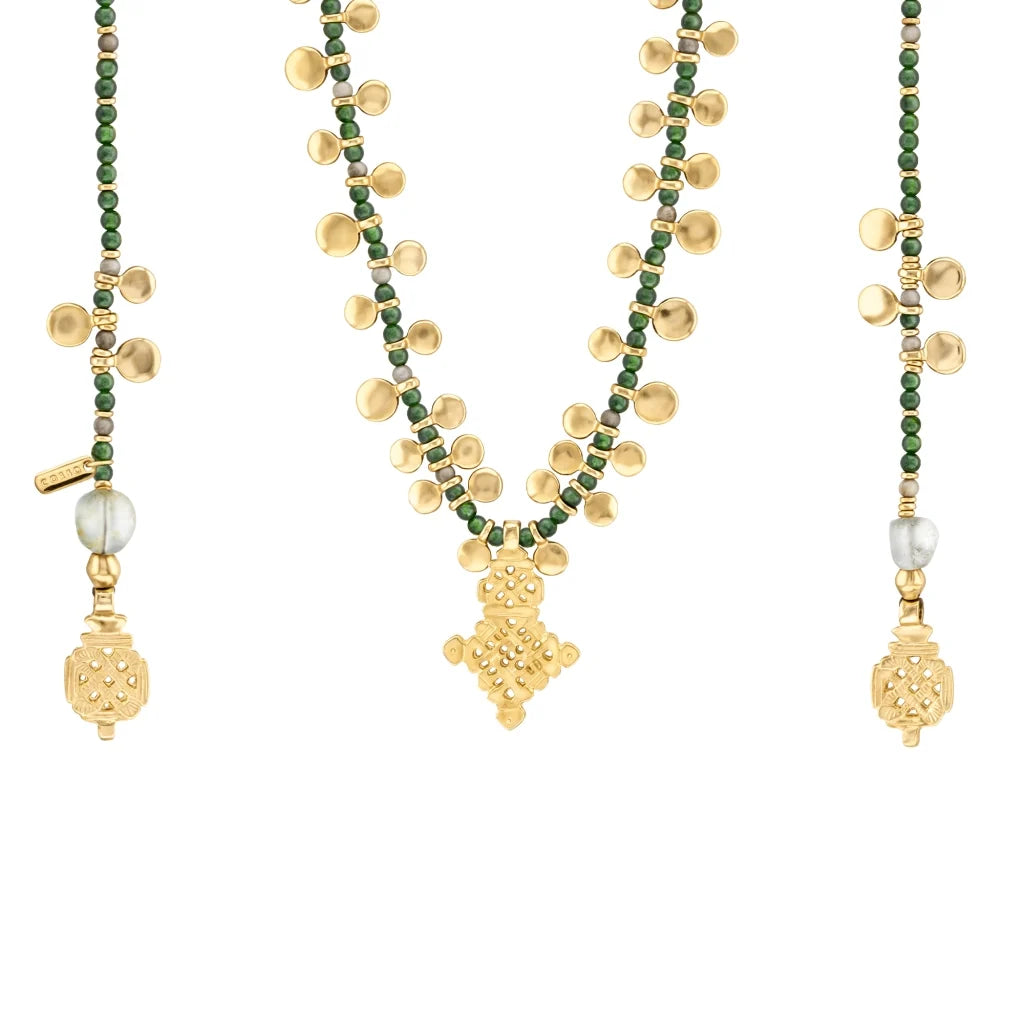 Collar corbatín de 140cm, en baño de oro 22K, con piedras de 4mm y un dije de cruz africana - Joyería y bisutería fina