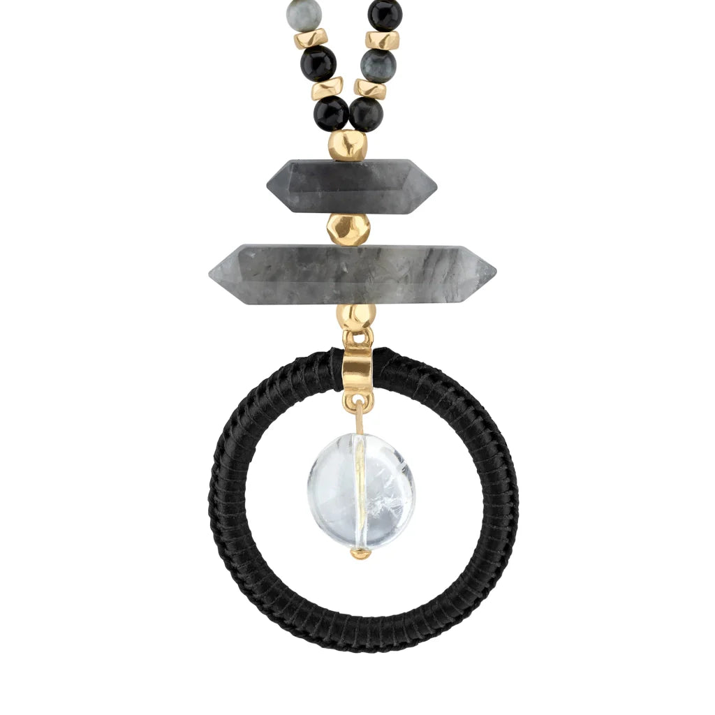 Collar de 49cm, con piedras de 6mm, trenza de 4 hilos de piel natural de borrego, con donas doradas y cuarzo - Joyería y bisutería fina
