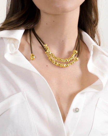 Collar choker de piel natural de borrego, con semillas y perlas en baño de oro de 22K - Joyería y bisutería fina