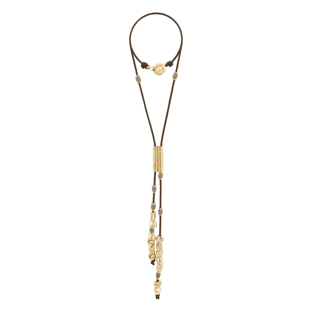 Collar corbatín de 80cm con cordón de piel natural española. con piezas en baño de 22K y nudos franceses en piel natural de borrego - Joyería y bisutería fina