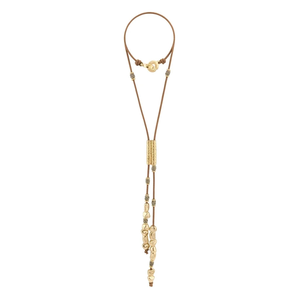 Collar corbatín de 80cm con cordón de piel natural española. con piezas en baño de 22K y nudos franceses en piel natural de borrego - Joyería y bisutería fina