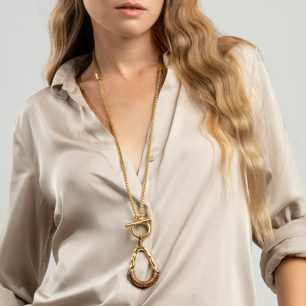 Collar con cadenas y broche omega en baño de oro 22K, con una trenza de cuatro hilos con piel natural de borrego - Joyería y bisutería fina