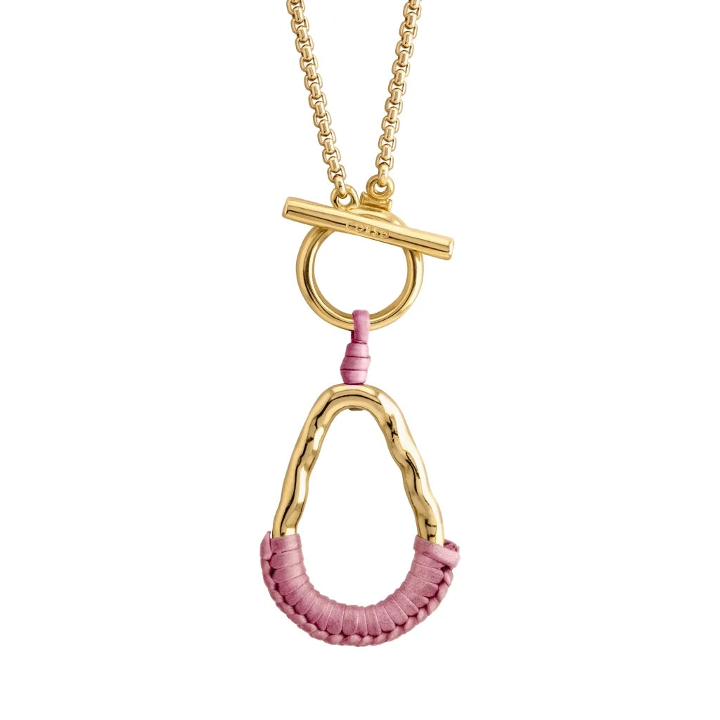 Collar con cadenas y broche omega en baño de oro 22K, con una trenza de cuatro hilos con piel natural de borrego - Joyería y bisutería fina