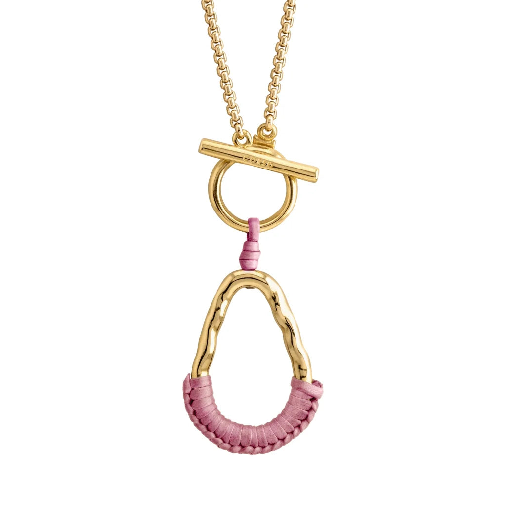 Collar con cadenas y broche omega en baño de oro 22K, con una trenza de cuatro hilos con piel natural de borrego - Joyería y bisutería fina