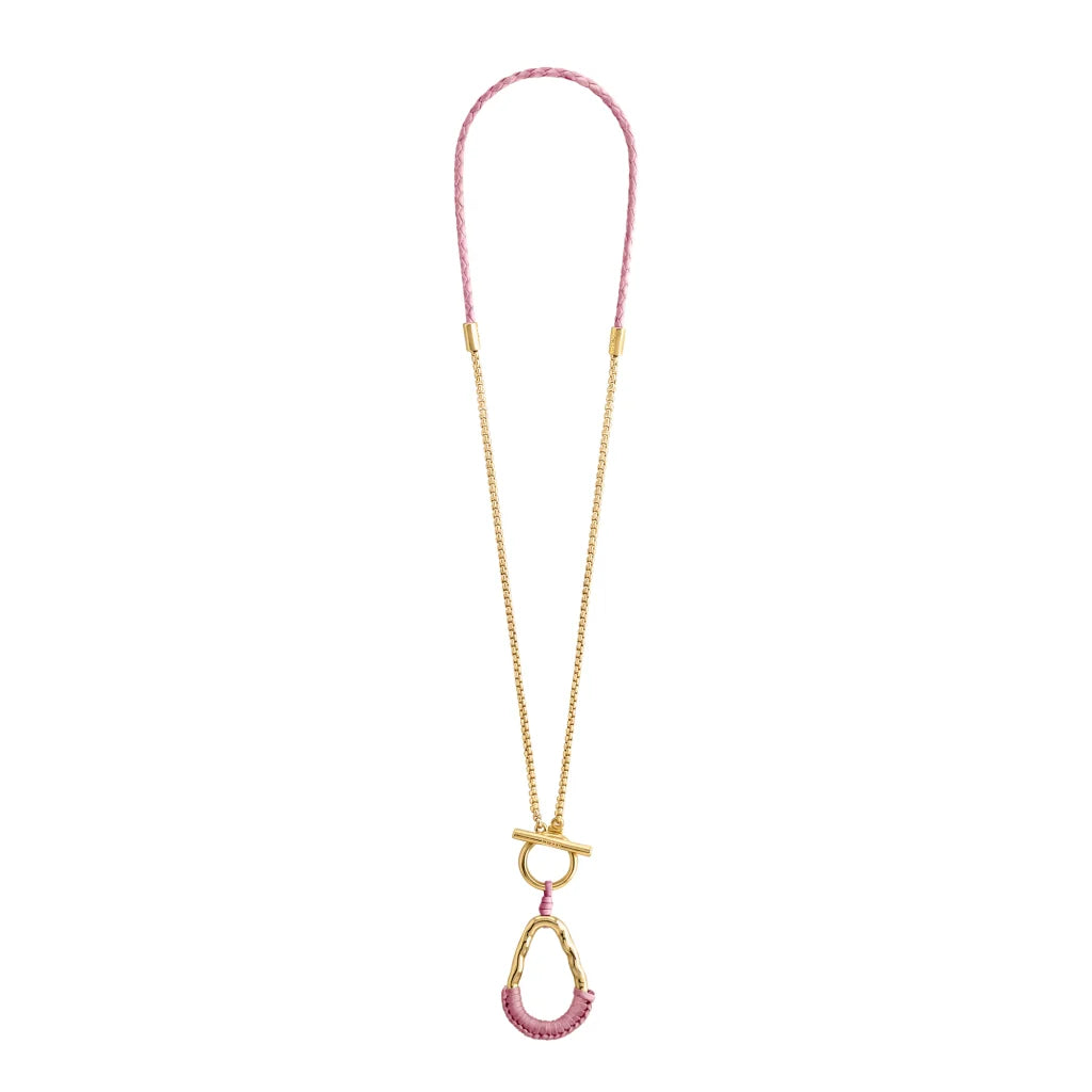 Collar con cadenas y broche omega en baño de oro 22K, con una trenza de cuatro hilos con piel natural de borrego - Joyería y bisutería fina