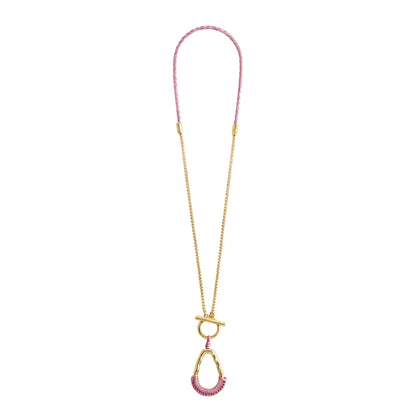 Collar con cadenas y broche omega en baño de oro 22K, con una trenza de cuatro hilos con piel natural de borrego - Joyería y bisutería fina