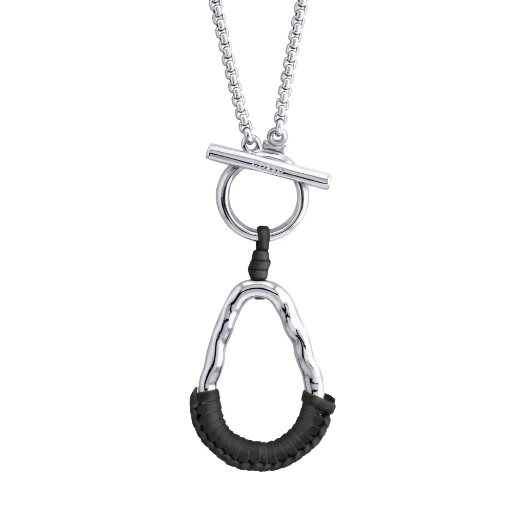 Collar con cadenas y broche omega en baño de rodio, con una trenza de cuatro hilos con piel natural de borrego - Joyería y bisutería fina
