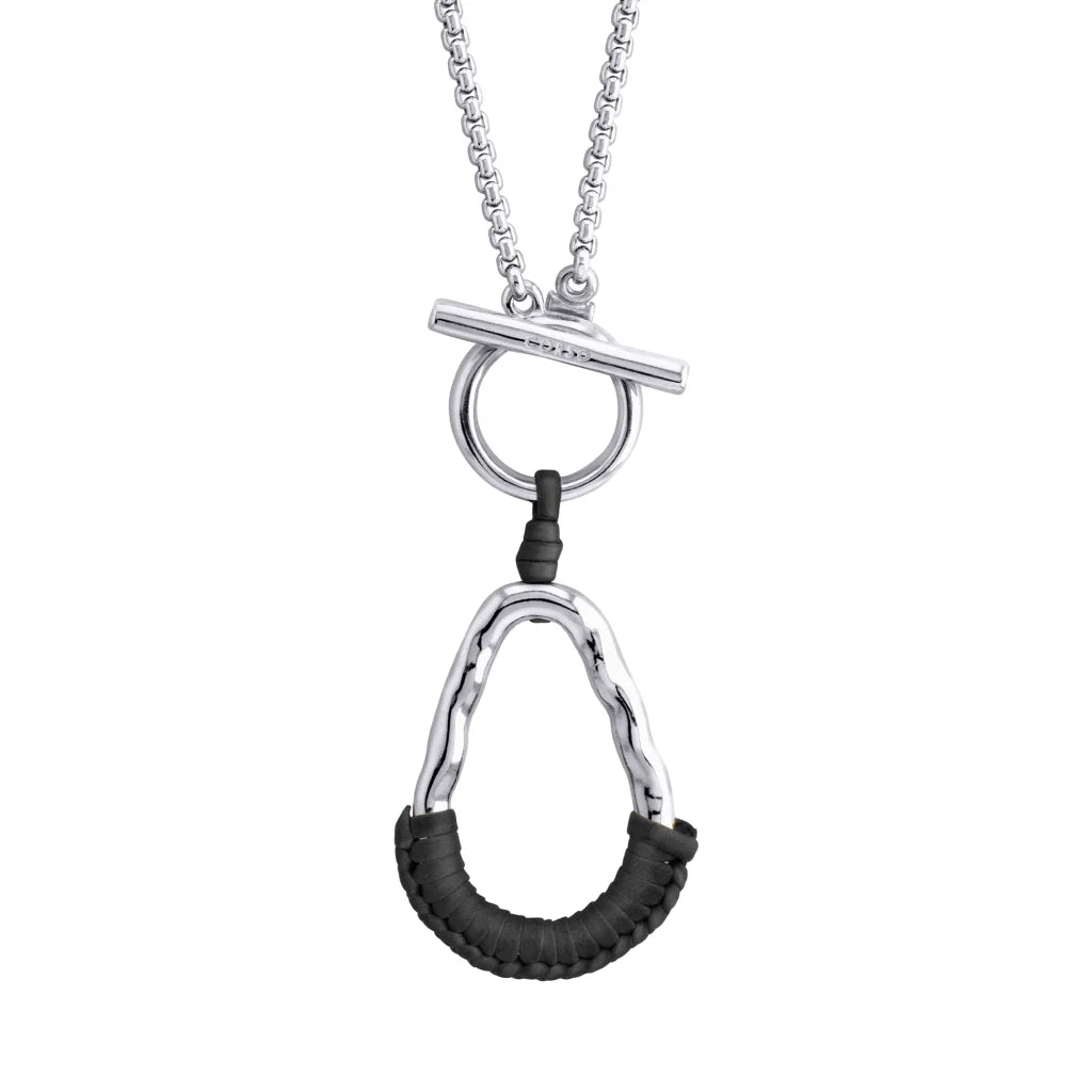 Collar con cadenas y broche omega en baño de rodio, con una trenza de cuatro hilos con piel natural de borrego - Joyería y bisutería fina