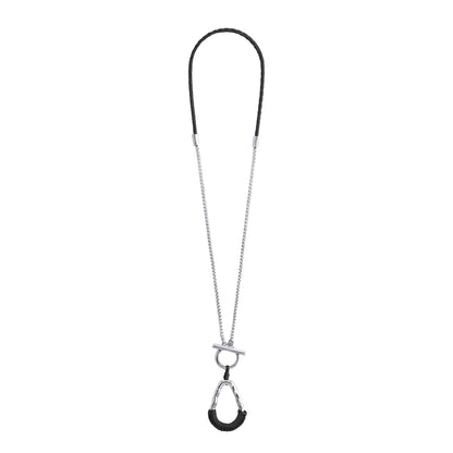 Collar con cadenas y broche omega en baño de rodio, con una trenza de cuatro hilos con piel natural de borrego - Joyería y bisutería fina