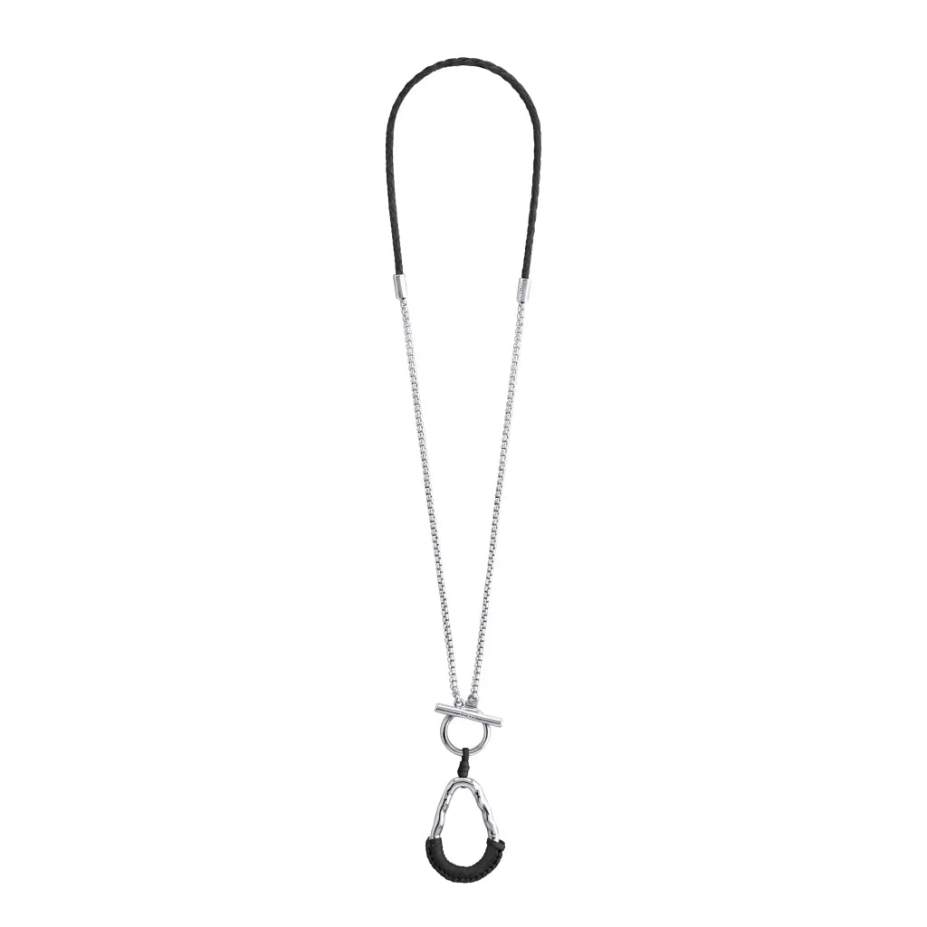 Collar con cadenas y broche omega en baño de rodio, con una trenza de cuatro hilos con piel natural de borrego - Joyería y bisutería fina