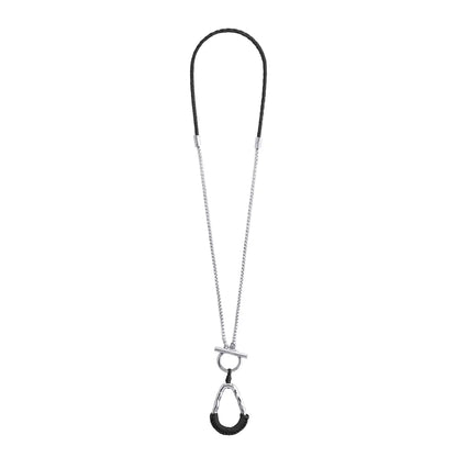 Collar con cadenas y broche omega en baño de rodio, con una trenza de cuatro hilos con piel natural de borrego - Joyería y bisutería fina