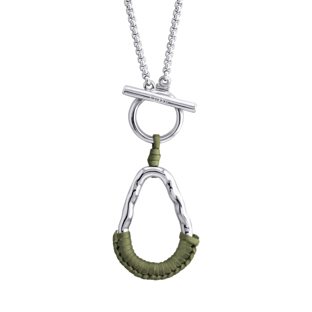Collar con cadenas y broche omega en baño de rodio, con una trenza de cuatro hilos con piel natural de borrego - Joyería y bisutería fina