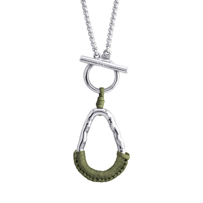 Collar con cadenas y broche omega en baño de rodio, con una trenza de cuatro hilos con piel natural de borrego - Joyería y bisutería fina