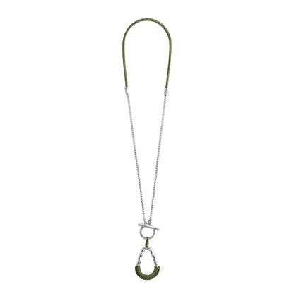 Collar con cadenas y broche omega en baño de rodio, con una trenza de cuatro hilos con piel natural de borrego - Joyería y bisutería fina
