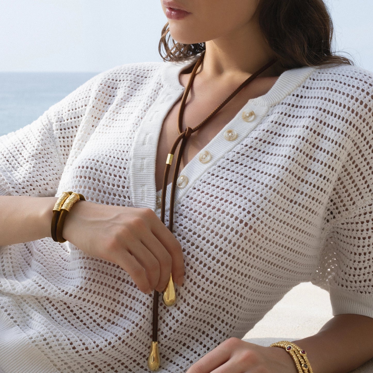 Corbatín con gotas bañadas en Oro 22K, Piel de borrego natural - Joyería y bisutería fina