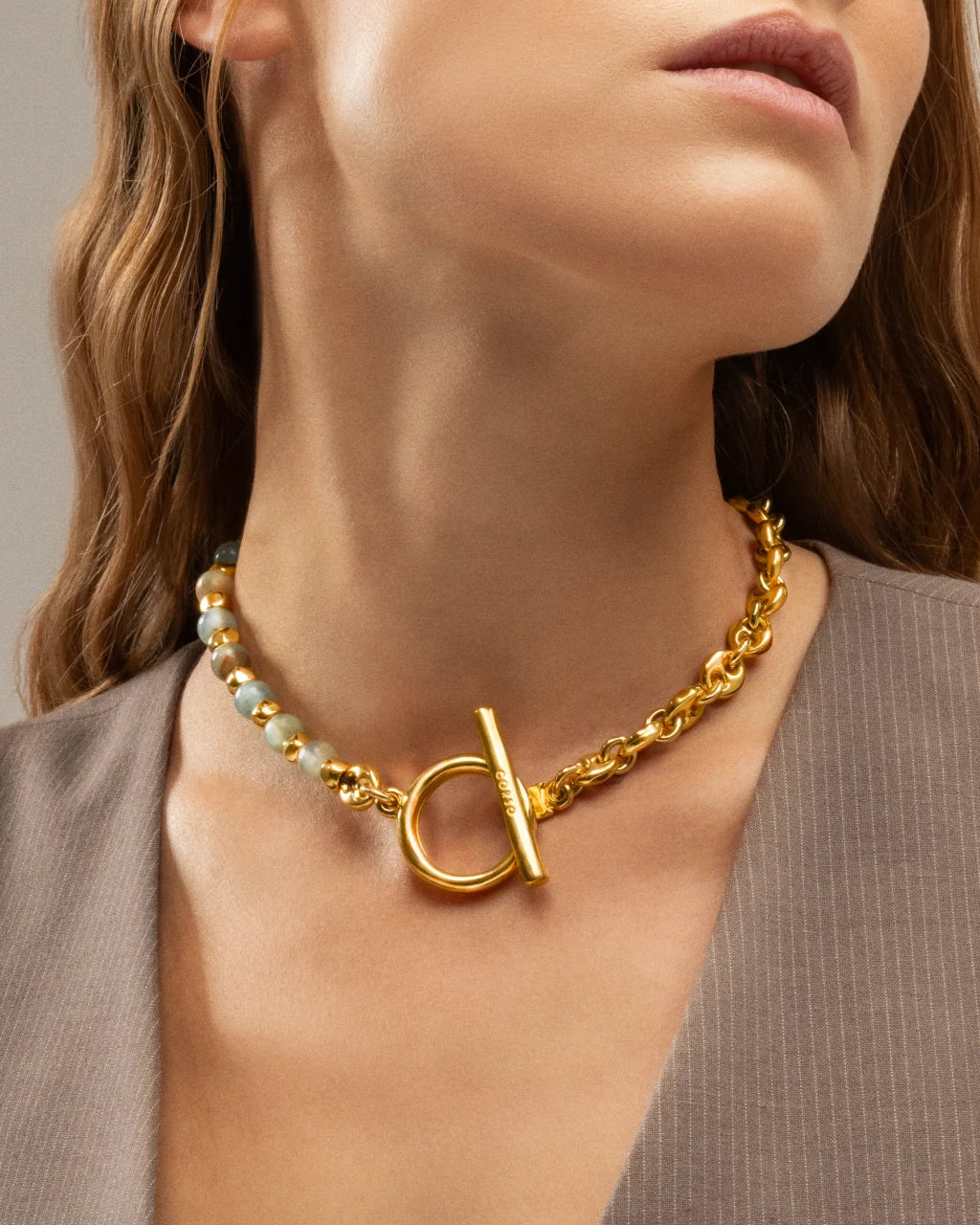 Collar choker con piedras naturales, eslabones y símbolo omega en baño de oro 22K - Joyería y bisutería fina