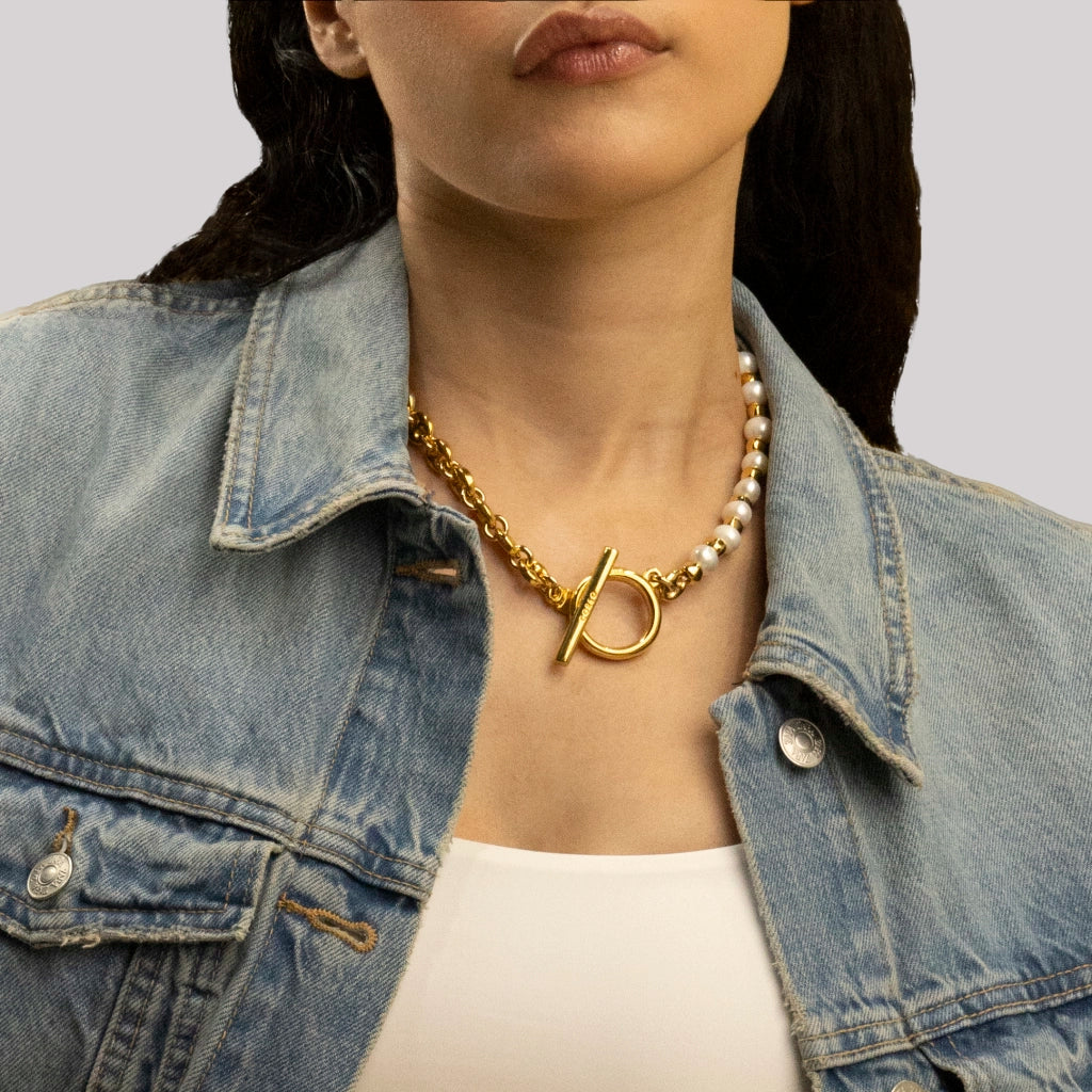 Collar choker con piedras naturales, eslabones y símbolo omega en baño de oro 22K - Joyería y bisutería fina