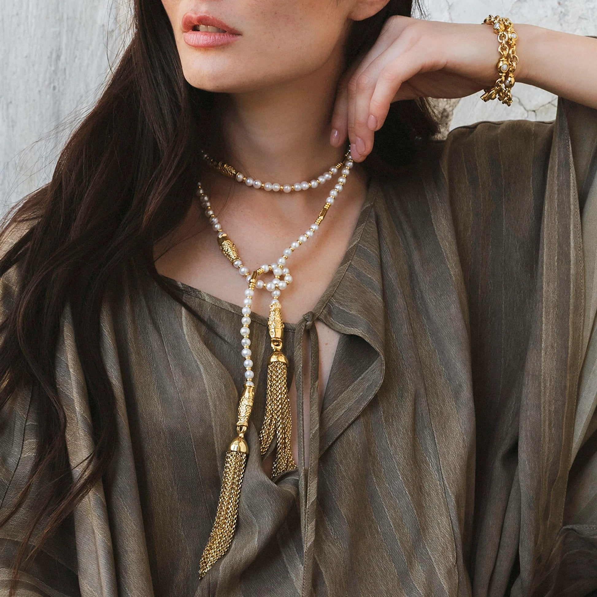 Collar corbatín inspirado en el mar de Seto, con perlas naturales, detalles y broche en baño de oro de 22K - Joyería y bisutería fina