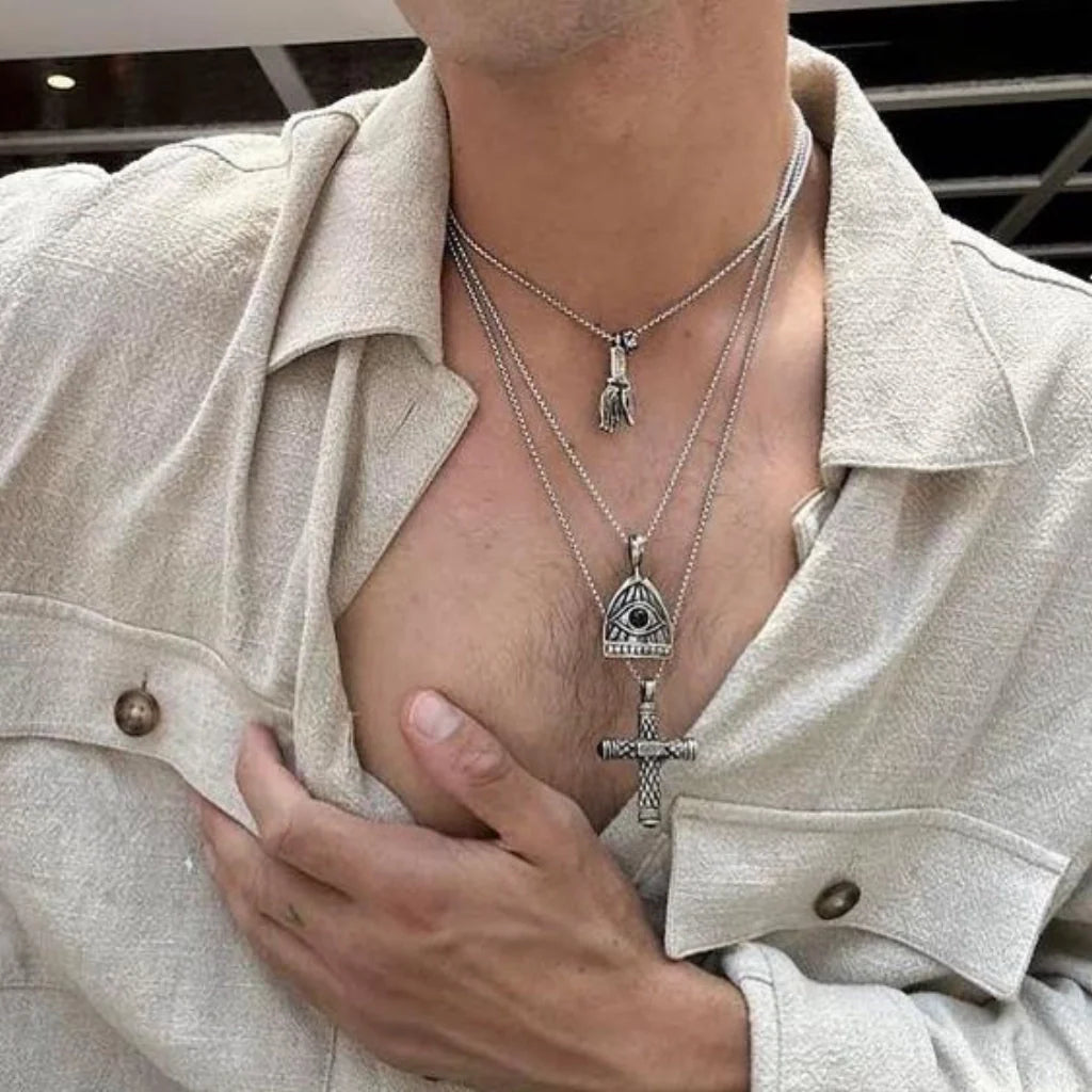Collar con dije de mano en acero pulido con mini donas plateadas, con largo de 40cm - Joyería y bisutería fina