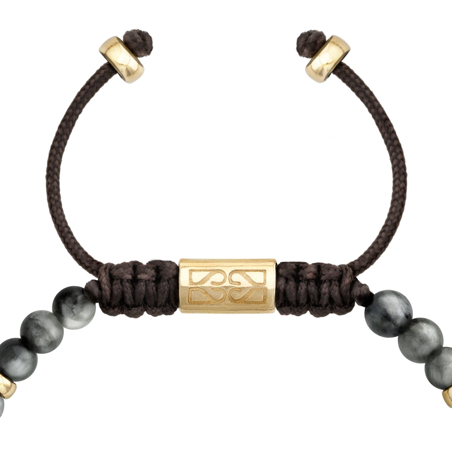 Detalle del cierre ajustable de cordón negro con un cilindro dorado grabado, en una pulsera de cuentas grises y detalles dorados.