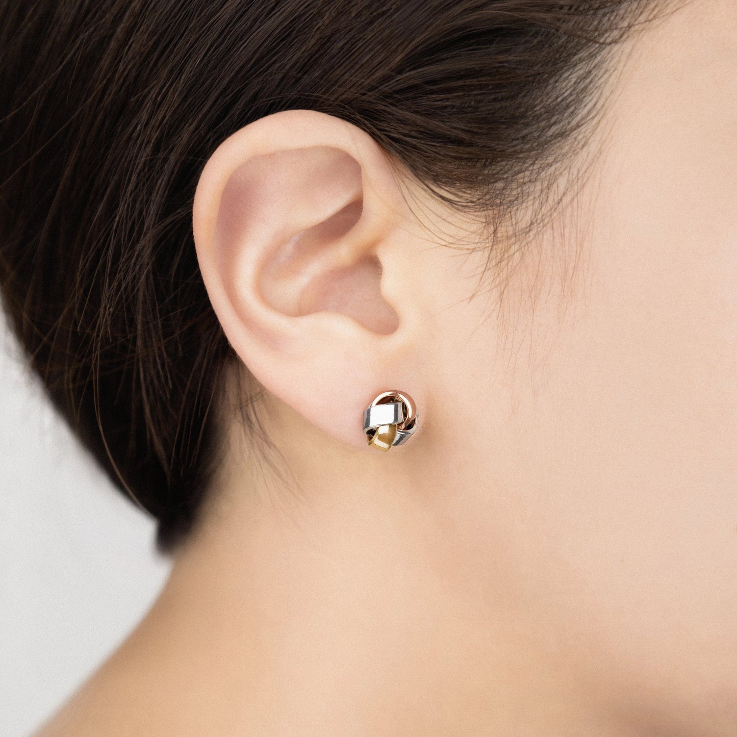 Aretes Broquel con diseño de nudo de amor, en oro de 14K en oro blanco, oro, y oro rosa - Joyería y bisutería fina
