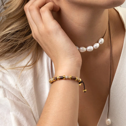 Pulsera ajustable con hilo de seda, conchas filipinas de distintos tonos, con placa con insignia Corso y semillas en baño de oro de 22K - Joyería y bisutería fina