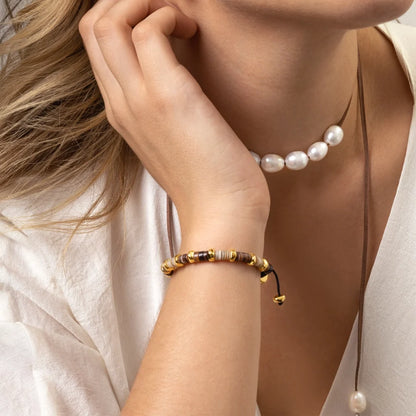Pulsera ajustable con hilo de seda, conchas filipinas de distintos tonos, con placa con insignia Corso y semillas en baño de oro de 22K - Joyería y bisutería fina