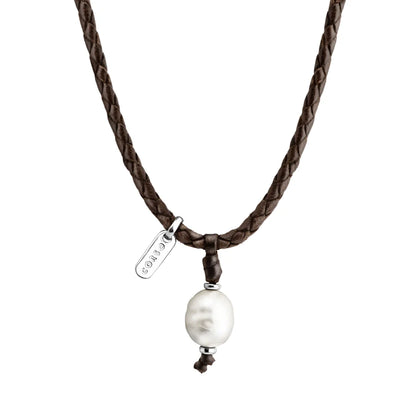 Collar choker de piel natural de borrego en trenza redonda de 4 hilos, con perla japonesa 8-10mm con detalles en plata .925 cierre de nudo y ojal - Joyería y bisutería fina