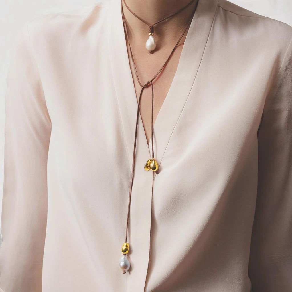 Collar choker de piel natural de borrego en trenza redonda de 4 hilos, con perla japonesa 8-10mm con detalles en plata .925 cierre de nudo y ojal - Joyería y bisutería fina