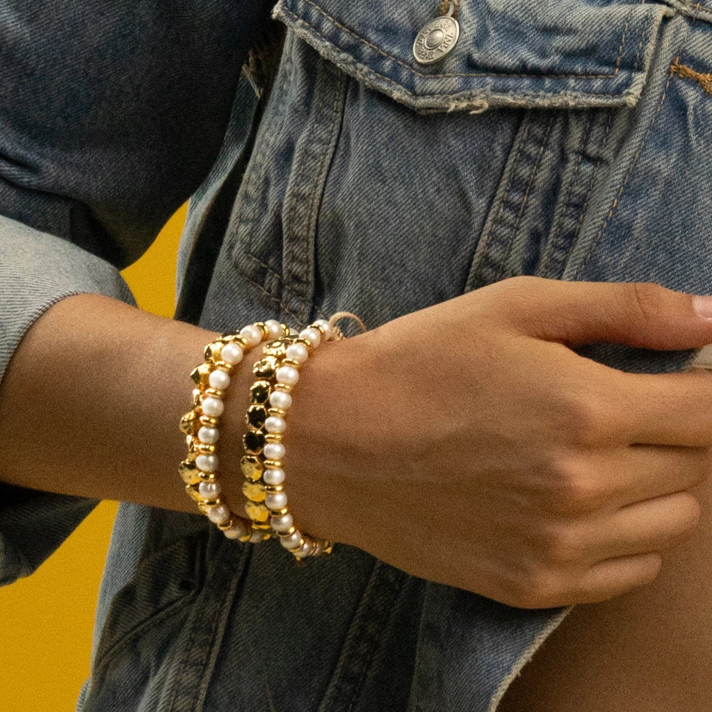 Pulsera ajustable con hilo de seda café, con perlas negras japonesas 8-10mm con detalles en baño de oro de 22K - Joyería y bisutería fina